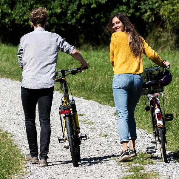 Culture by Bike - zwei Personen mit Fahrrädern