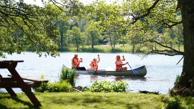 Familie in einem Kanu auf dem Fluss Gudenåen in Dänemark
