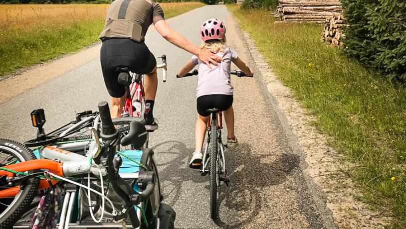Vater hilft Tochter auf einen Familien Radtour