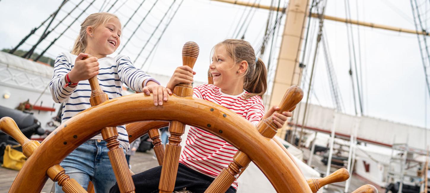 Børn leger på Fregatten Jylland i Ebeltoft