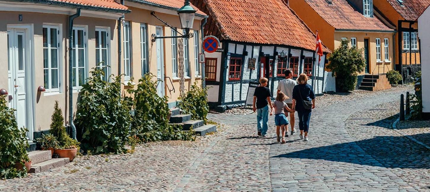 Familie på tur i Ebeltoft på Djursland