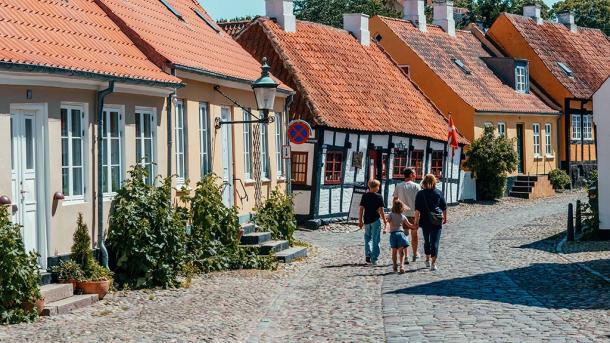 Familie på tur i Ebeltoft på Djursland