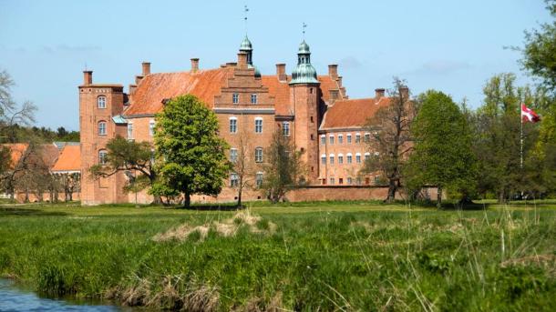 Gammel Estrup på Djursland med å i forgrunden