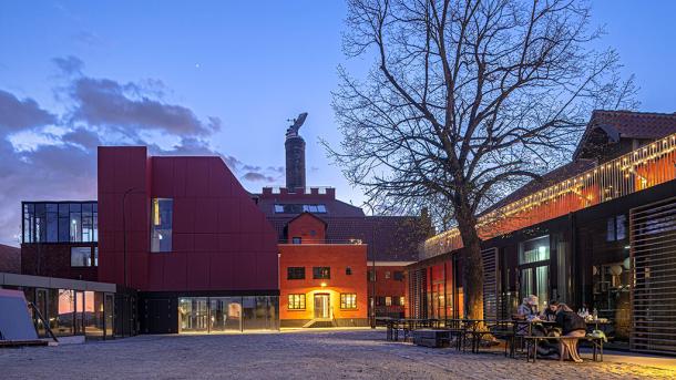 Maltfabrikken i aftenlys