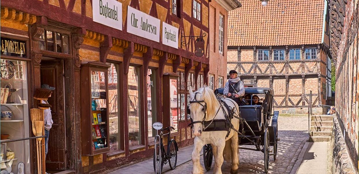 Med kapervogn gennem Den Gamle By i Aarhus