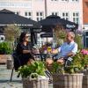 Par spiser frokost på Nytorv i Viborg