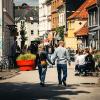 Par går gennem Latinerkvarteret i Aarhus