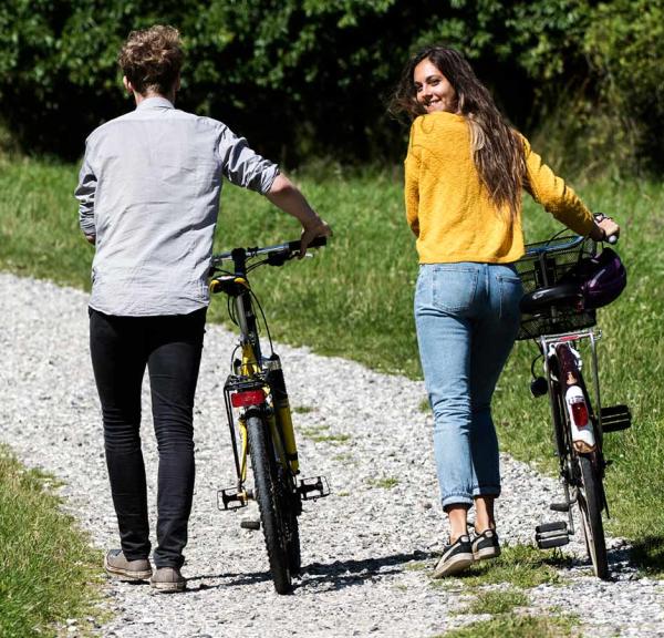 Culture by Bike - zwei Personen mit Fahrrädern