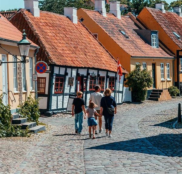 Familie på tur i Ebeltoft på Djursland