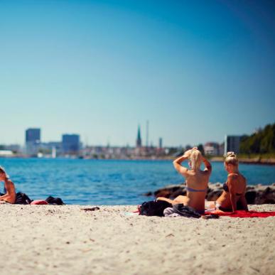 Sommer und Strand nahe Aarhus in Dänemark