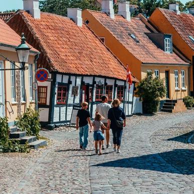 Familie på tur i Ebeltoft på Djursland