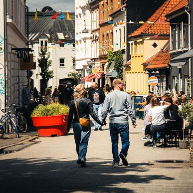 Par går gennem Latinerkvarteret i Aarhus