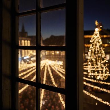 Juletræet ses gennem et vindue i Randers by