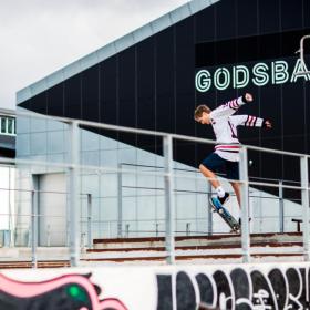 Børn og unge på skater på Godsbanen i Aarhus