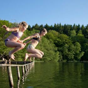 Badning i søbadet i Almindsø