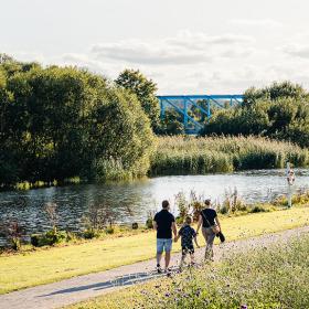 Familie går tur ved Randers Fjord