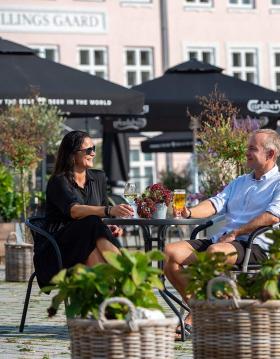 Par spiser frokost på Nytorv i Viborg