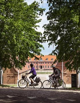 Par på cykel ved Moesgaard Museum i Aarhus
