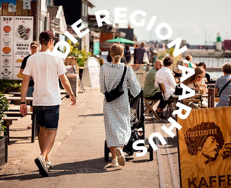 Junges paar unterwega auf Aarhus Ø