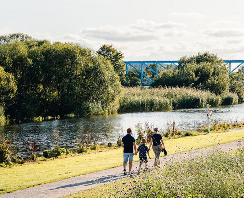 Familie går tur ved Randers Fjord