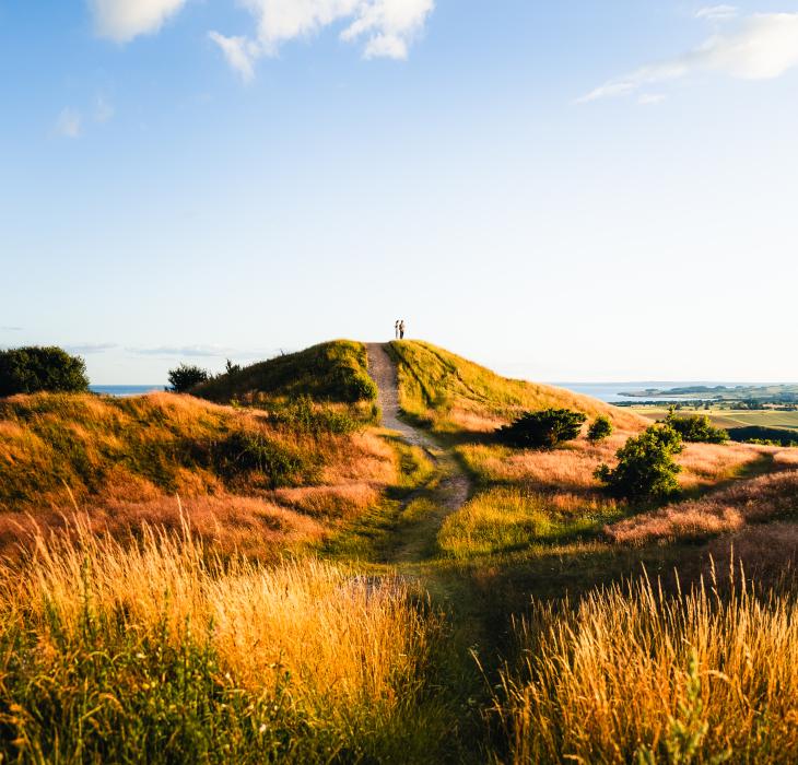 Par på tur i Mols Bjerge med lyng og smukke efteraarsfarvar