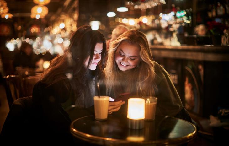 Piger julehygger på cafe i Randers